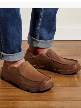 OluKai Men’s Slip-On Loafers in Chestnut Brown Size 8. (Worn once or twice.)